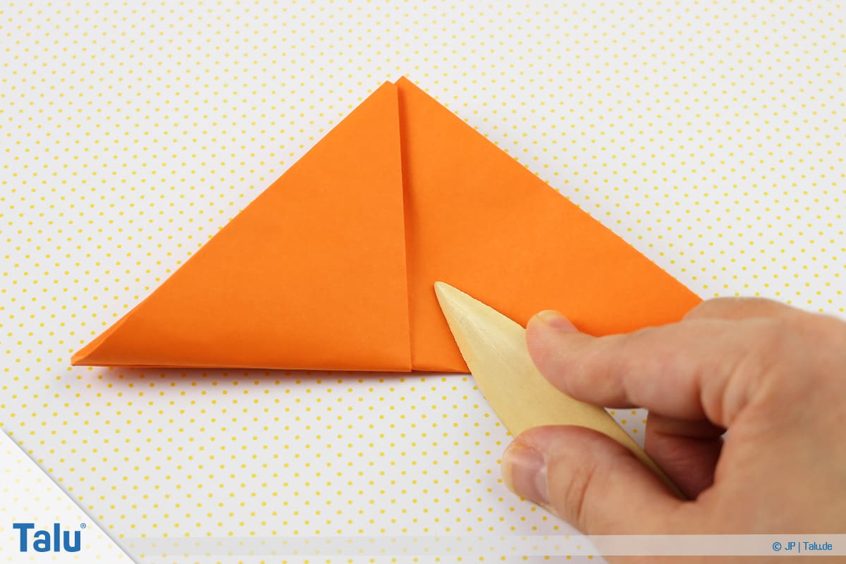 Origami Boot, Schiff basteln, drittes Schiffchen, nächstes Faltergebnis