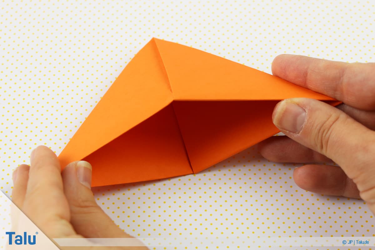 Origami Boot, Schiff basteln, drittes Schiffchen, wieder die Außenecken mit den Händen fassen