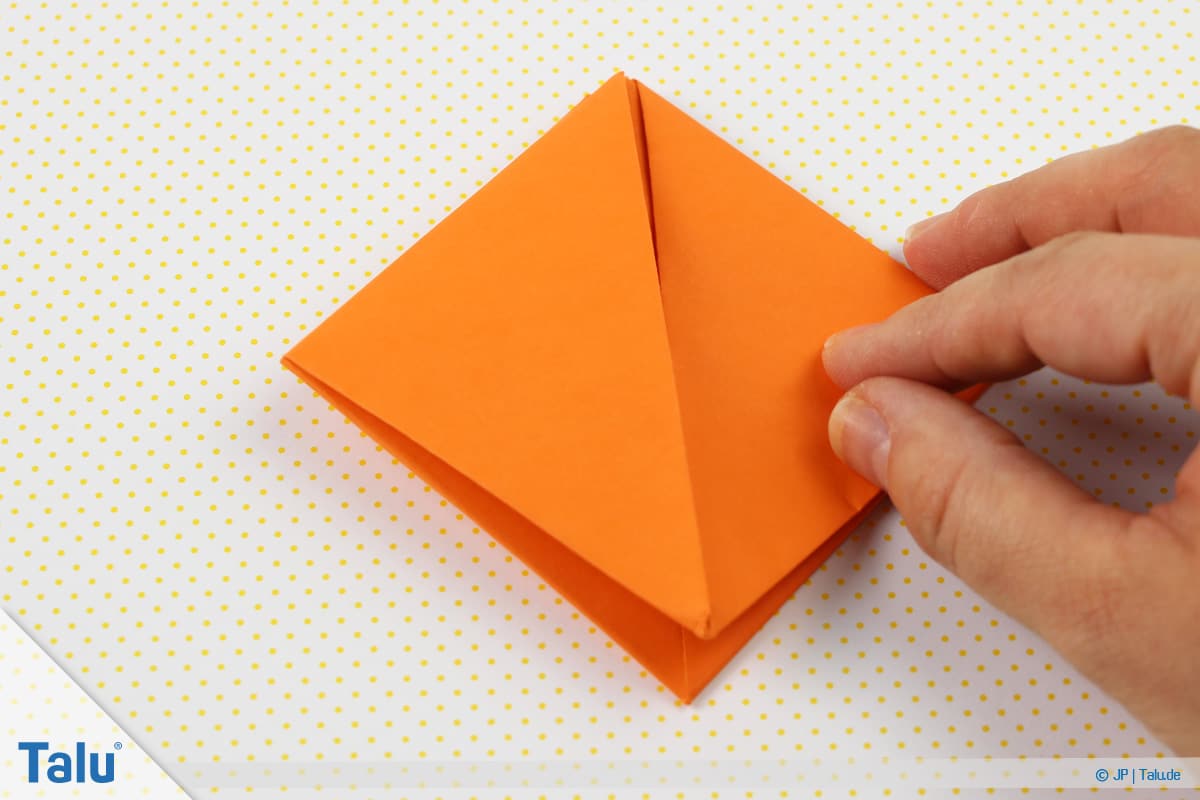 Origami Boot, Schiff basteln, drittes Schiffchen, kleines Viereck liegt mit Öffnung nach unten