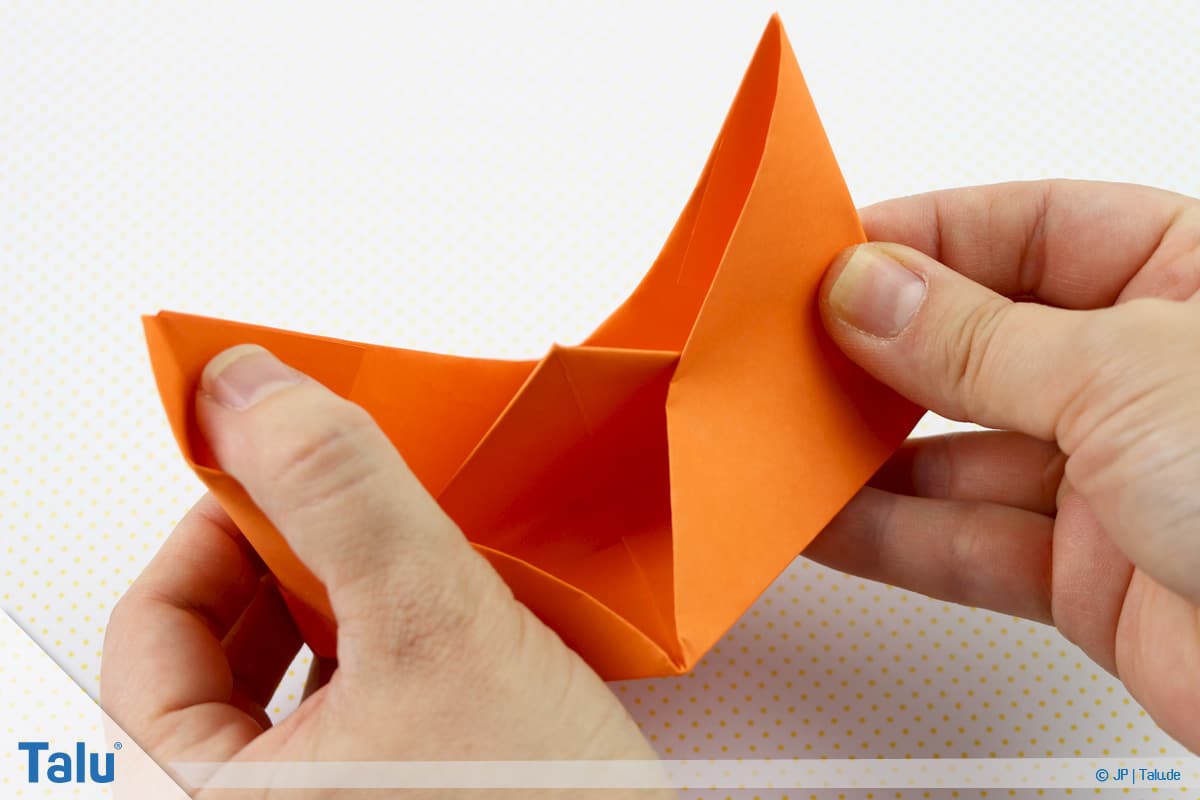 Origami Boot, Schiff basteln, drittes Schiffchen, mittig zeigt sich kleines Dreieck