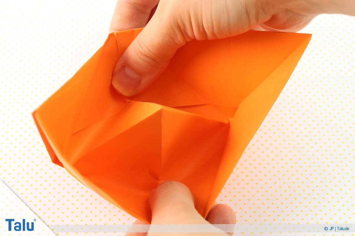 Origami Boot, Schiff basteln, drittes Schiffchen, Faltarbeit aufziehen