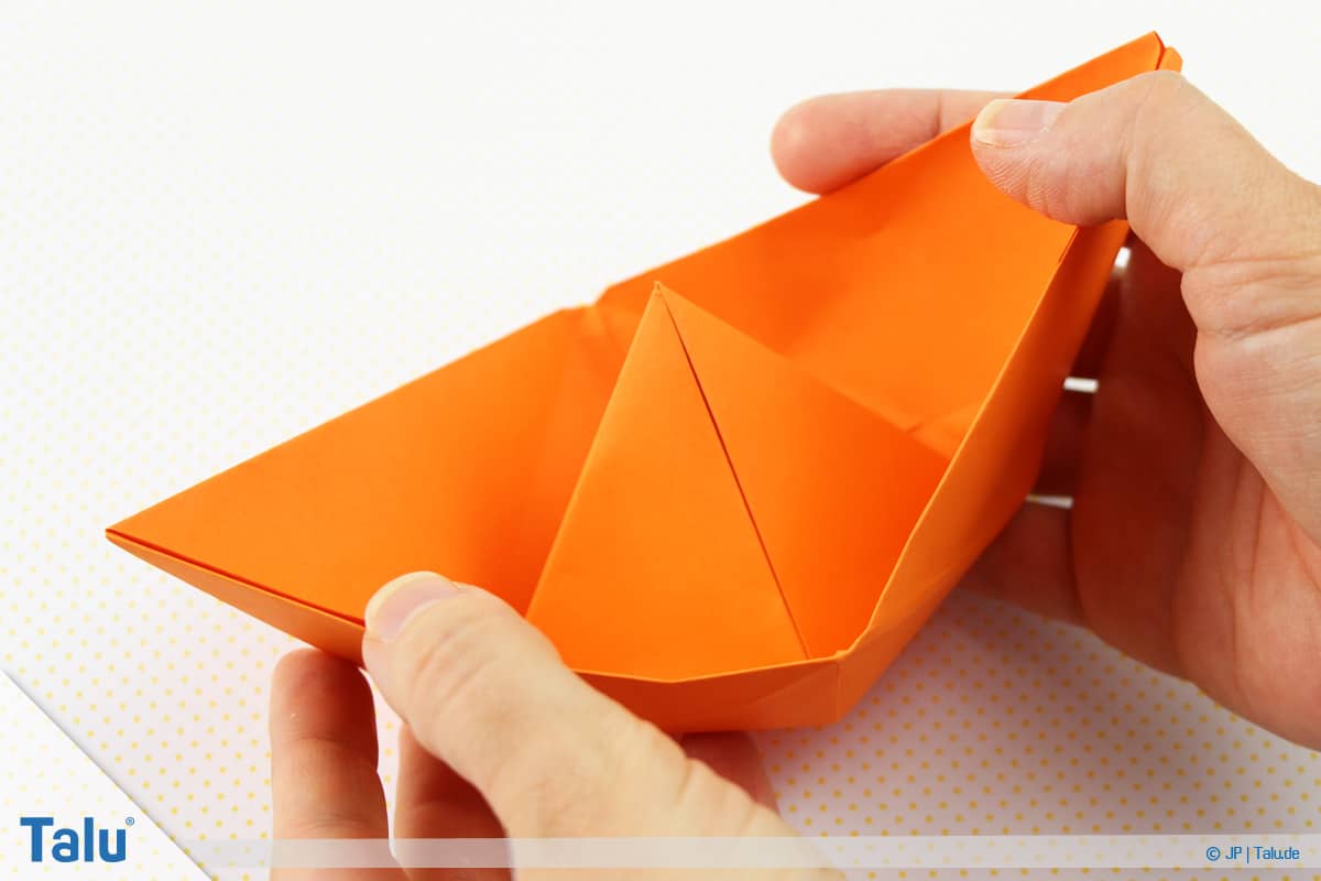 Origami Boot, Schiff basteln, drittes Schiffchen, Papierschiffchen ist fertig