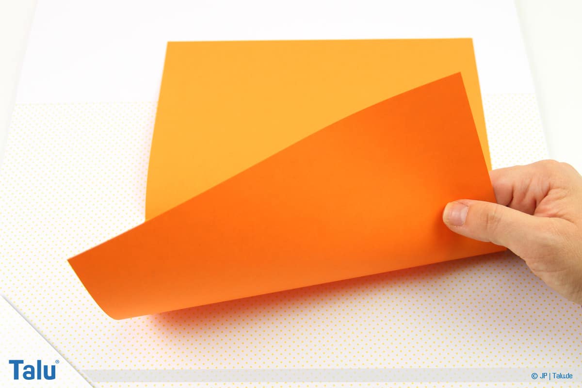 Origami Boot, Schiff basteln, drittes Schiffchen, Blattunterkante nach oben falten