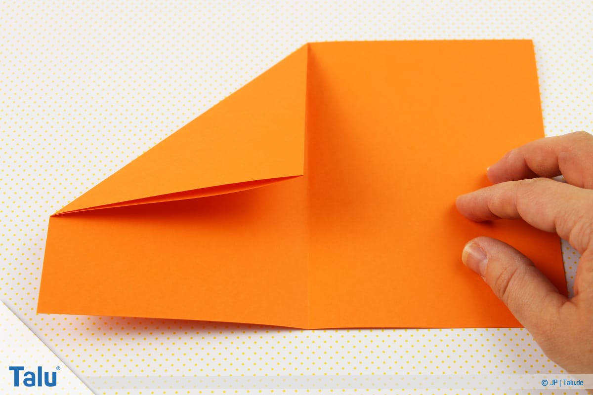 Origami Boot, Schiff basteln, drittes Schiffchen, linke obere Ecke runterfalten