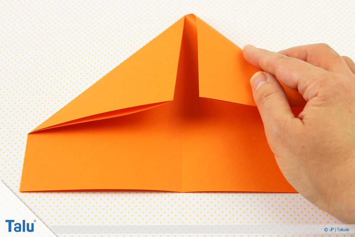 Origami Boot, Schiff basteln, drittes Schiffchen, rechte obere Seite ebenfalls runterfalten