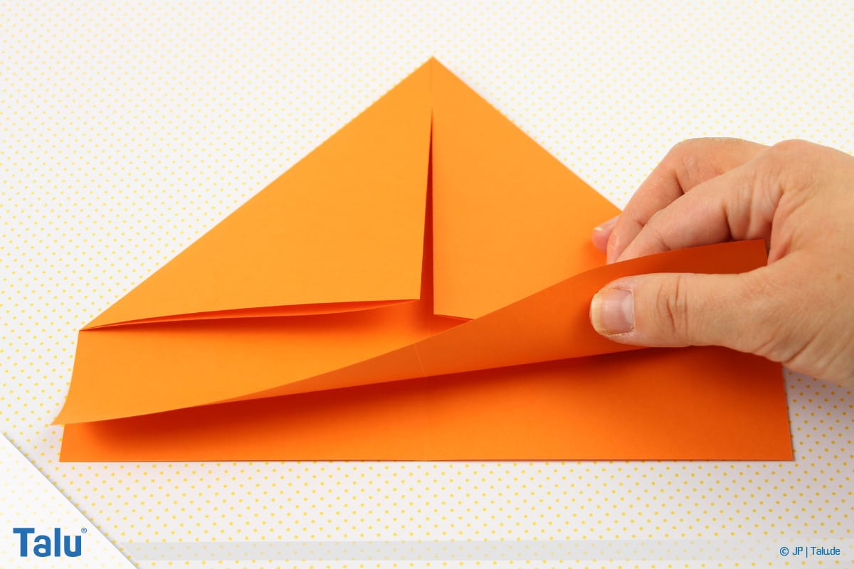 Origami Boot, Schiff basteln, drittes Schiffchen, unteres Rechteck hochfalten