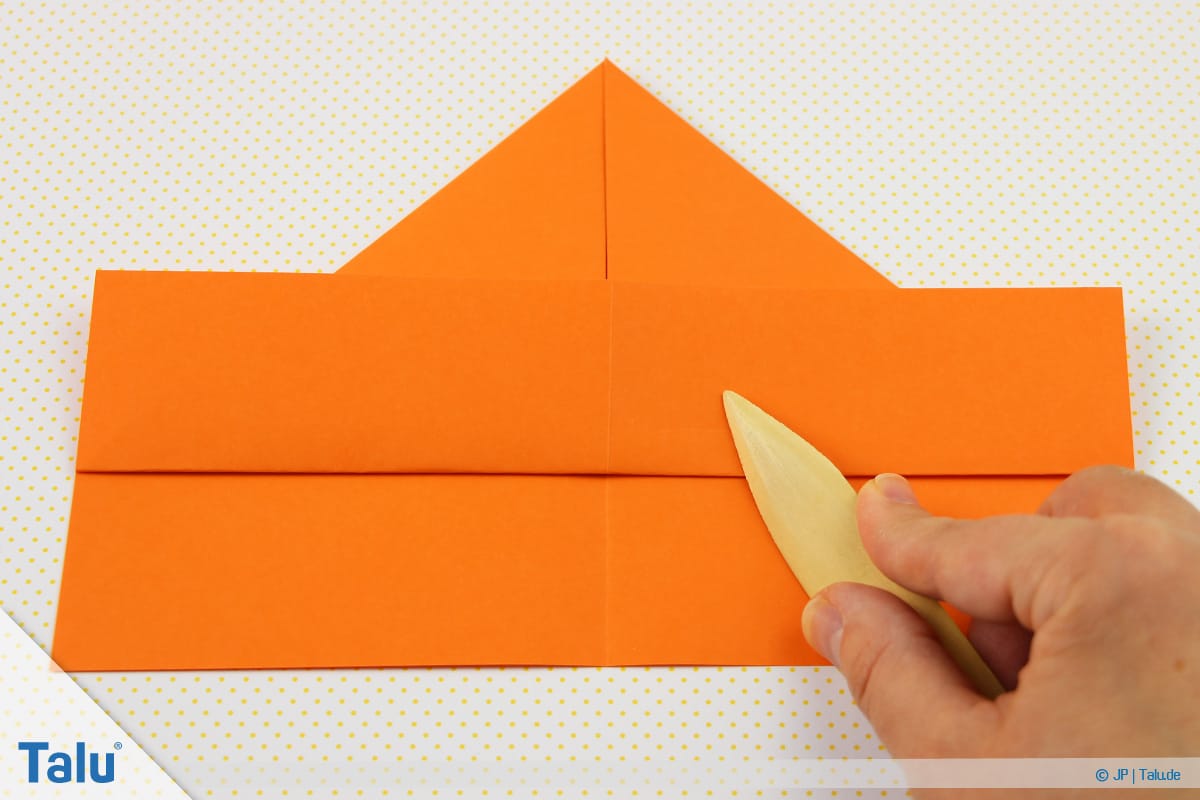 Origami Boot, Schiff basteln, drittes Schiffchen, Faltlinie mit Falzbein nacharbeiten