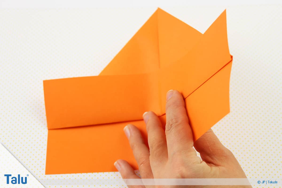 Origami Boot, Schiff basteln, drittes Schiffchen, Faltarbeit wenden