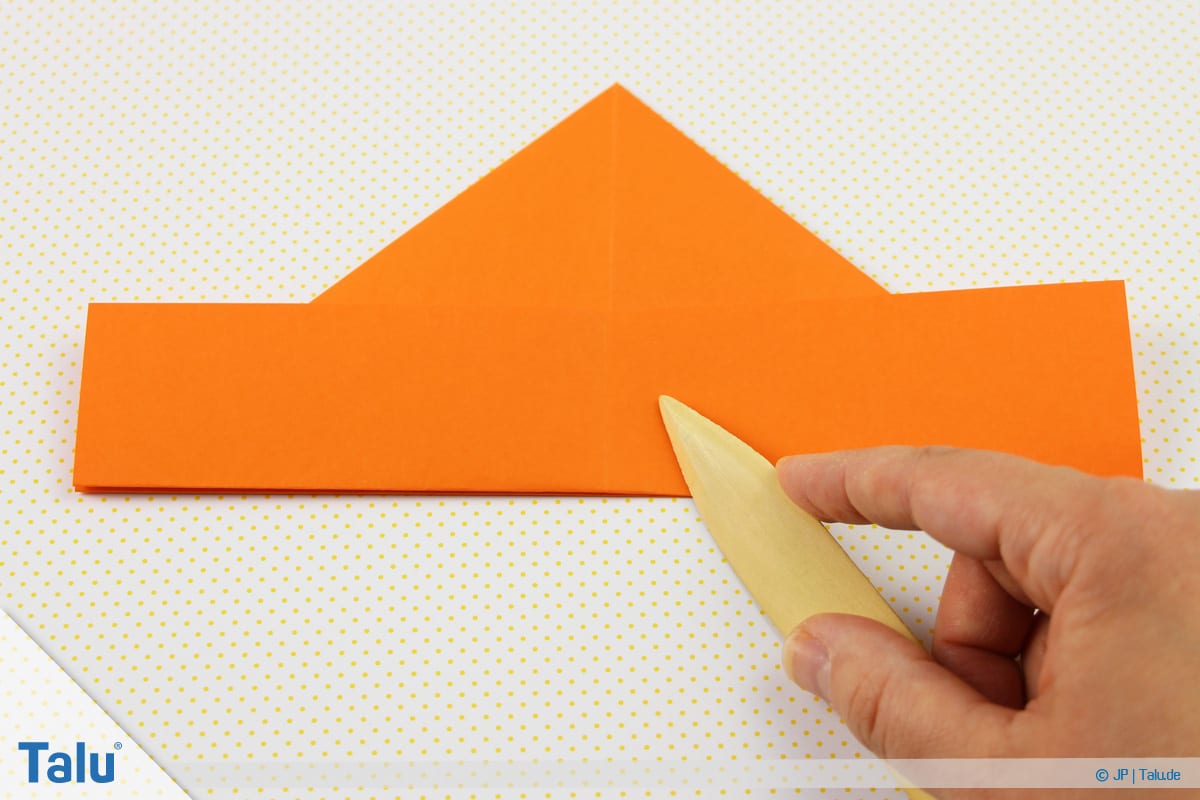 Origami Boot, Schiff basteln, drittes Schiffchen, bisheriges Faltergebnis