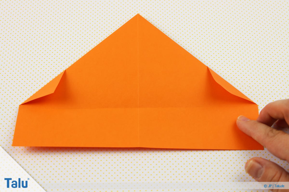 Origami Boot, Schiff basteln, drittes Schiffchen, umgefaltete Ecken