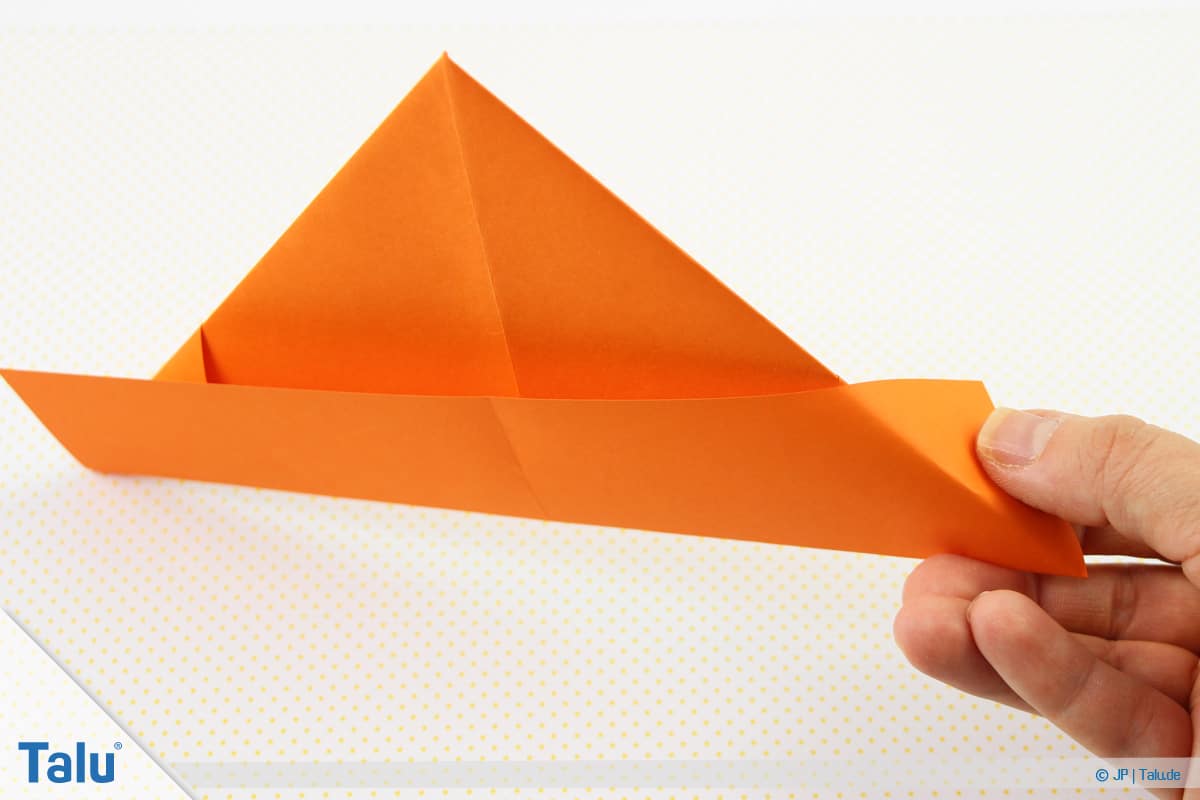 Origami Boot, Schiff basteln, drittes Schiffchen, Ecken umfalten