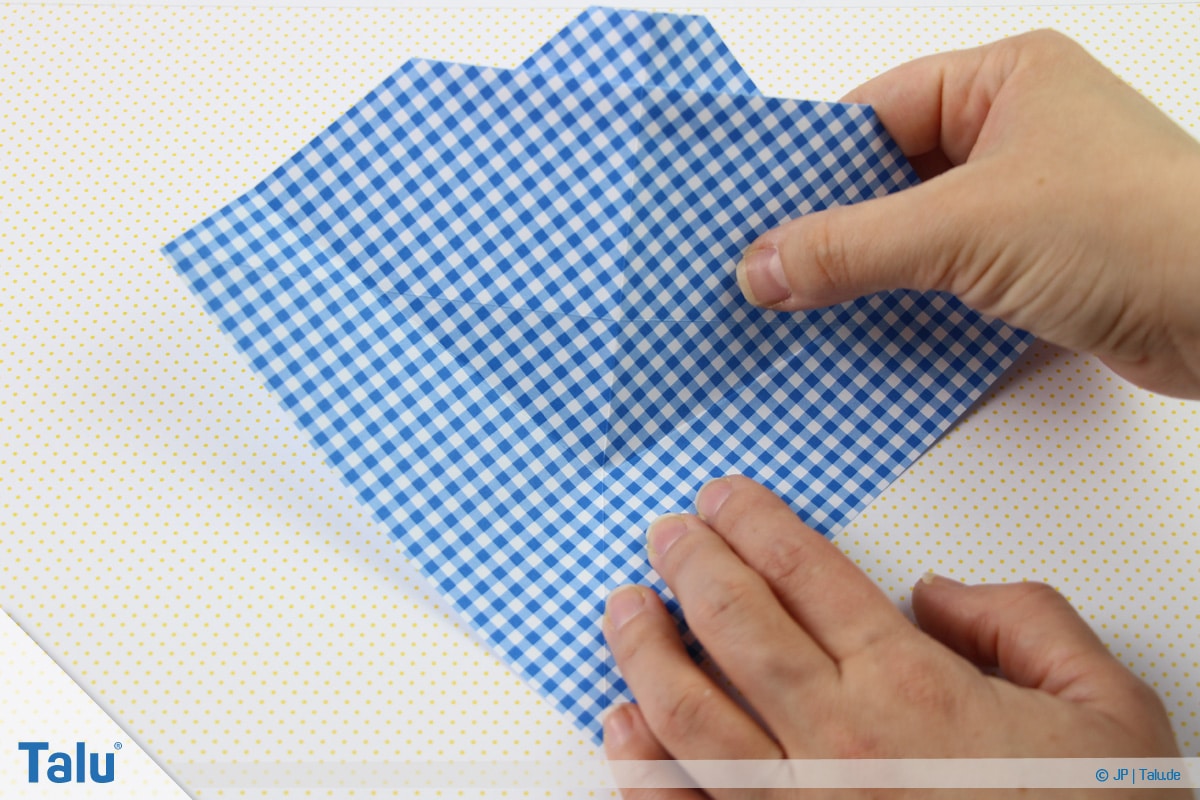 Origami Boot, Schiff basteln, erstes Schiffchen, untere Spitze nach oben falten