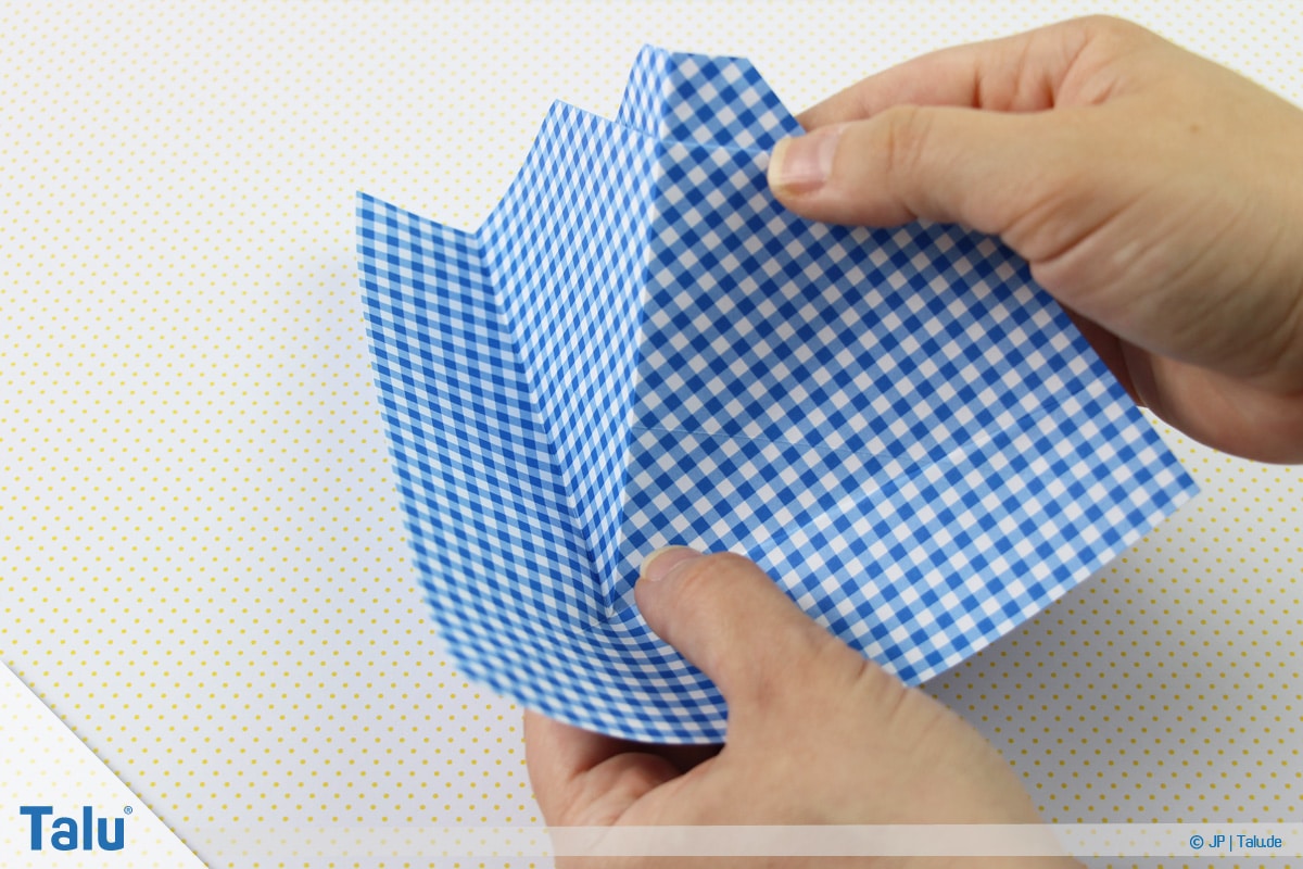 Origami Boot, Schiff basteln, erstes Schiffchen, Schiff formt sich