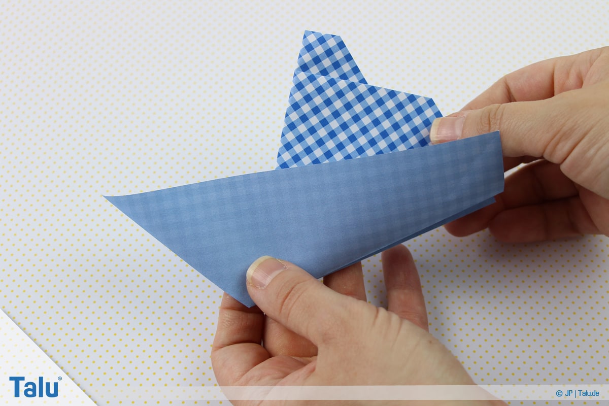 Origami Boot, Schiff basteln, erstes Schiffchen, Vorderseite des Schiffs entsteht