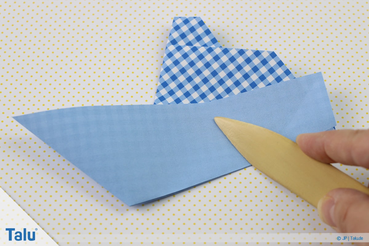 Origami Boot, Schiff basteln, erstes Schiffchen, Faltlinien mit Falzbein nacharbeiten