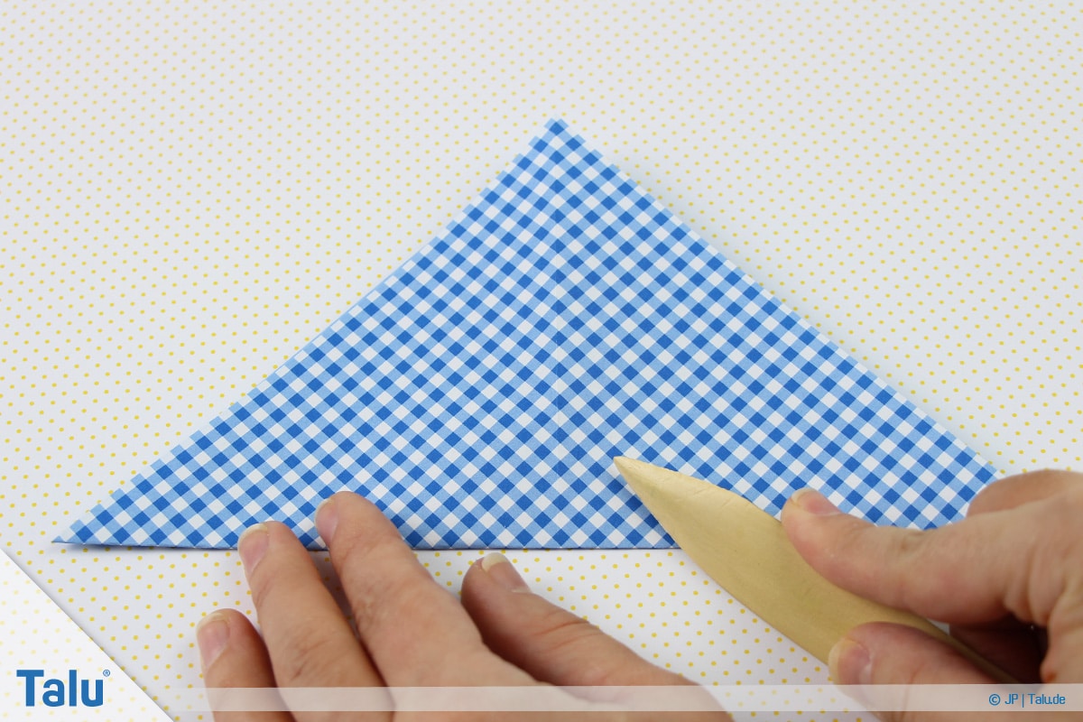 Origami Boot, Schiff basteln, erstes Schiffchen, Spitze auf Spitze falten