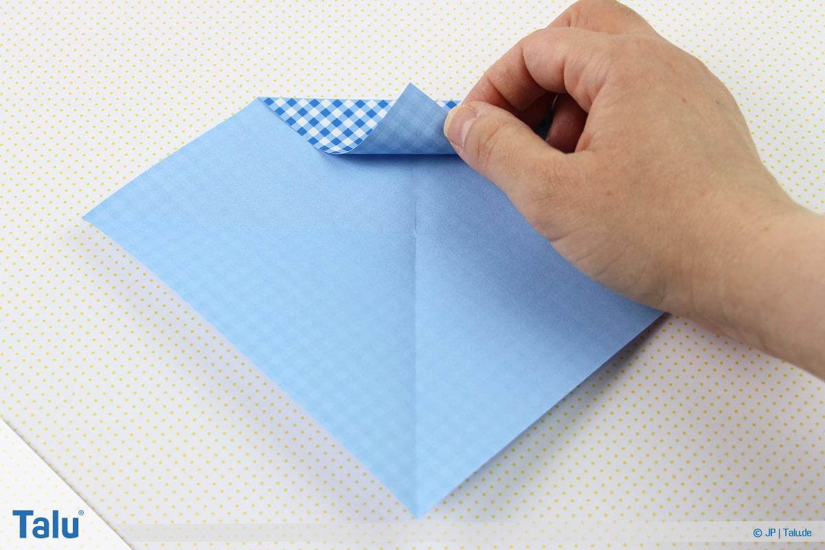 Origami Boot, Schiff basteln, erstes Schiffchen, kleine Spitze nach oben arbeiten