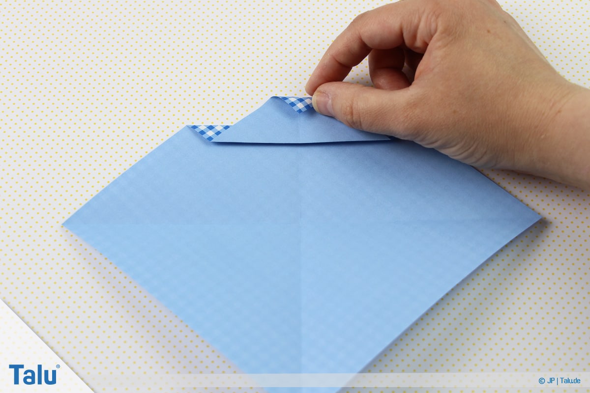 Origami Boot, Schiff basteln, erstes Schiffchen, Mini-Spitze wieder nach unten falten
