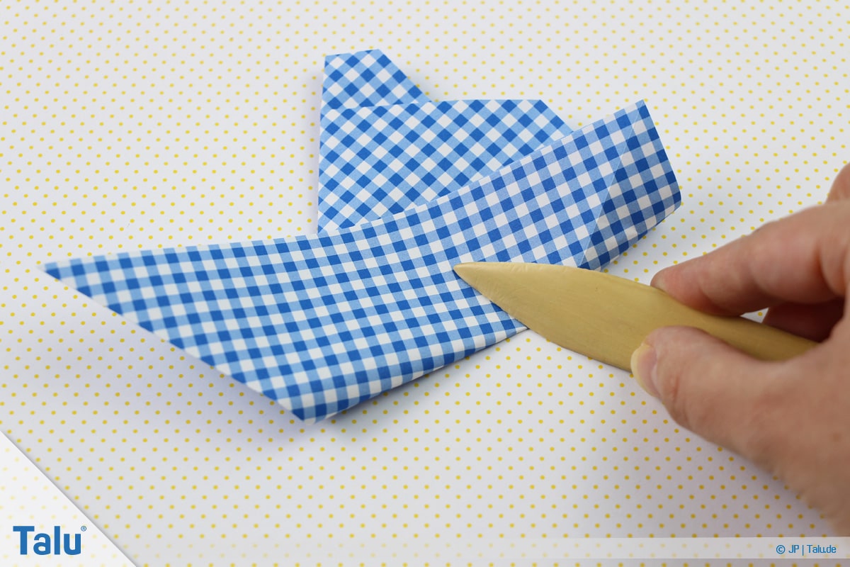 Origami Boot, Schiff basteln, erstes Schiffchen, Faltlinien mit Falzbein nachziehen