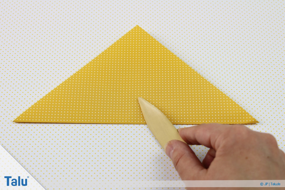Origami Boot, Schiff basteln, zweites Schiffchen, Dreieck falten