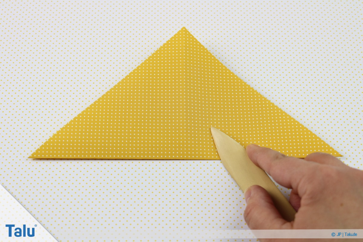 Origami Boot, Schiff basteln, zweites Schiffchen, erneut Spitze auf Spitze falten