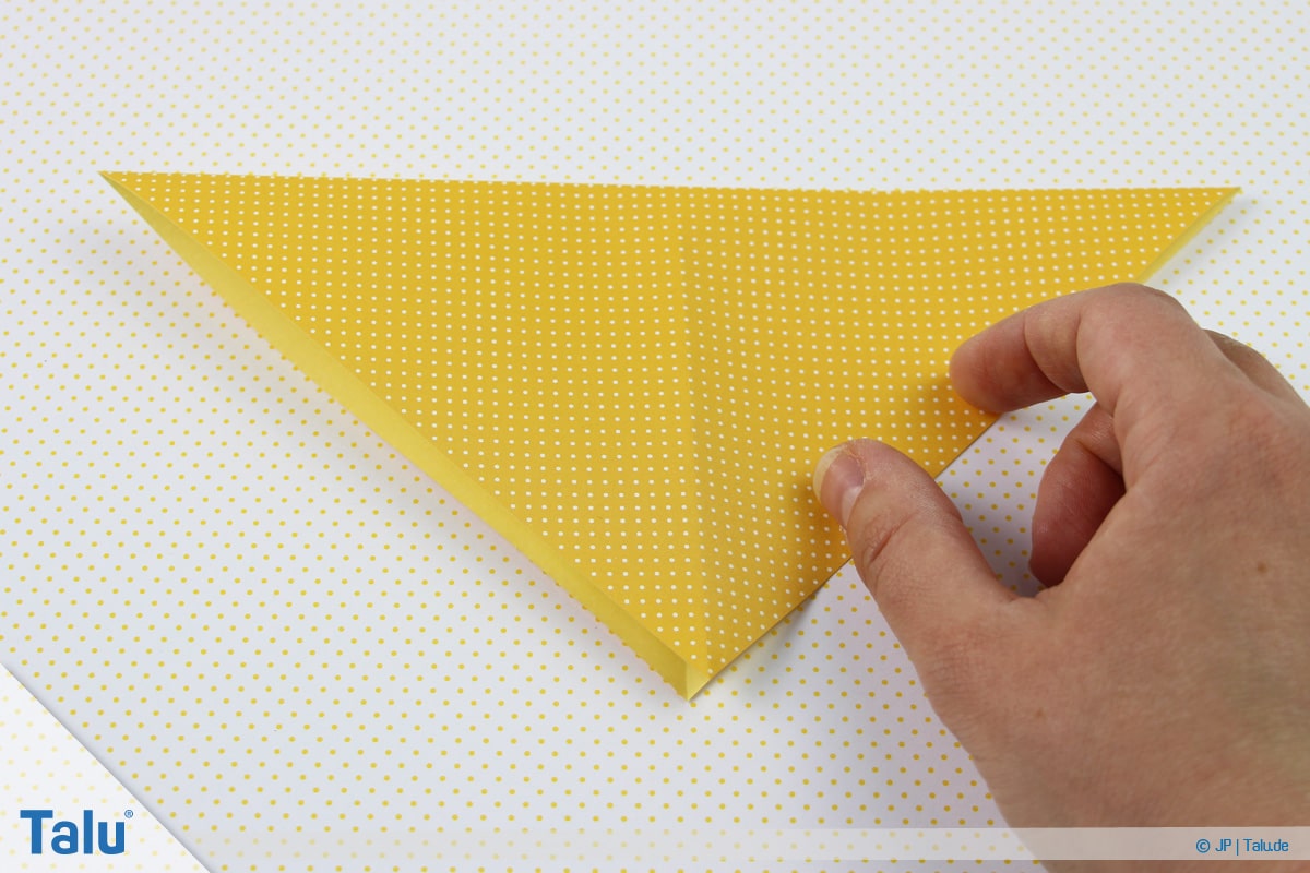 Origami Boot, Schiff basteln, zweites Schiffchen, auf der Spitze stehendes Dreieck entsteht