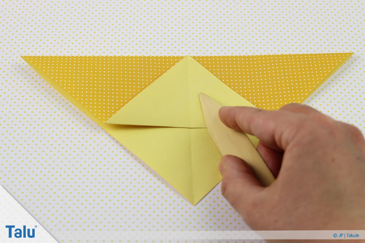 Origami Boot, Schiff basteln, zweites Schiffchen, untere Spitze hochfalten
