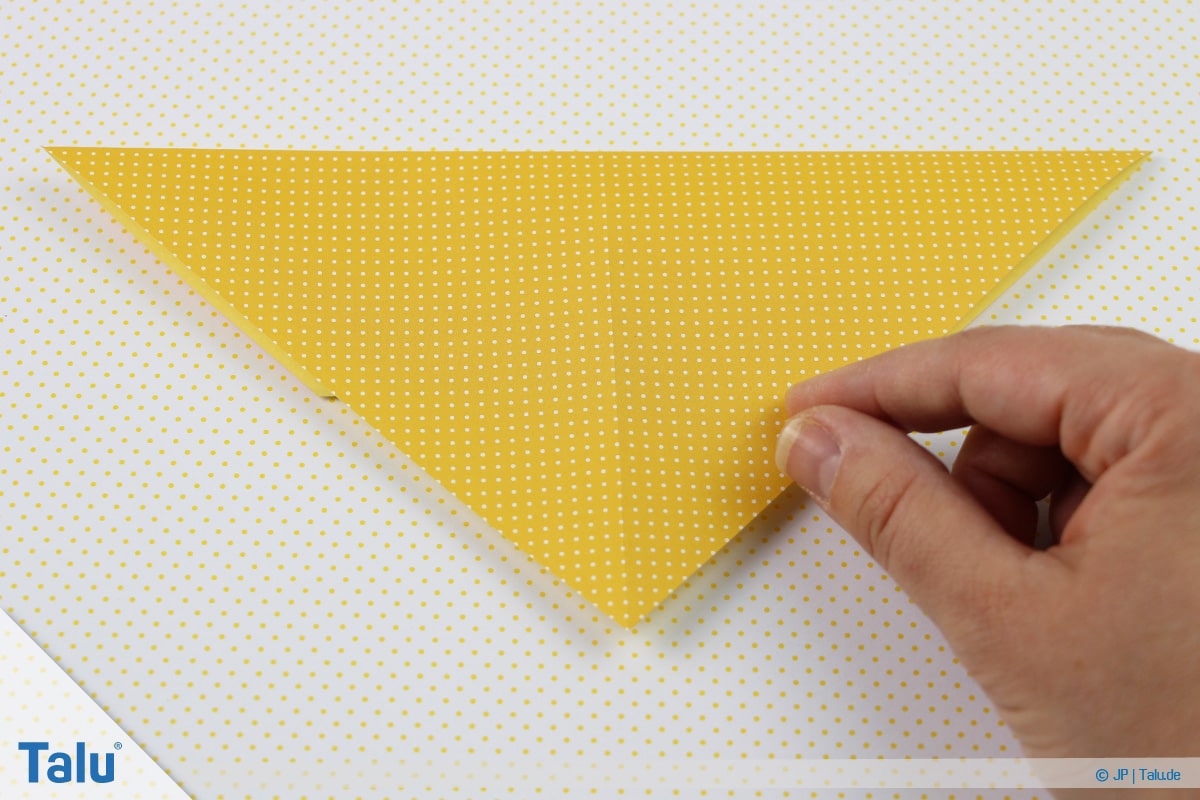 Origami Boot, Schiff basteln, zweites Schiffchen, Faltarbeit wenden