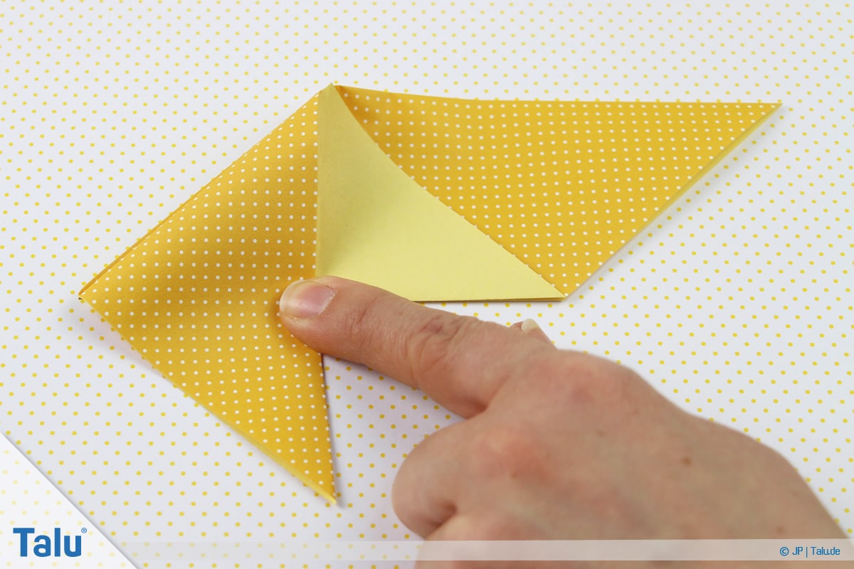 Origami Boot, Schiff basteln, zweites Schiffchen, linke Ecke nach unten klappen