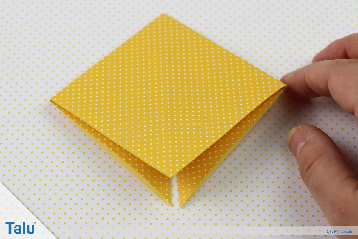 Origami Boot, Schiff basteln, zweites Schiffchen, kleines Viereck