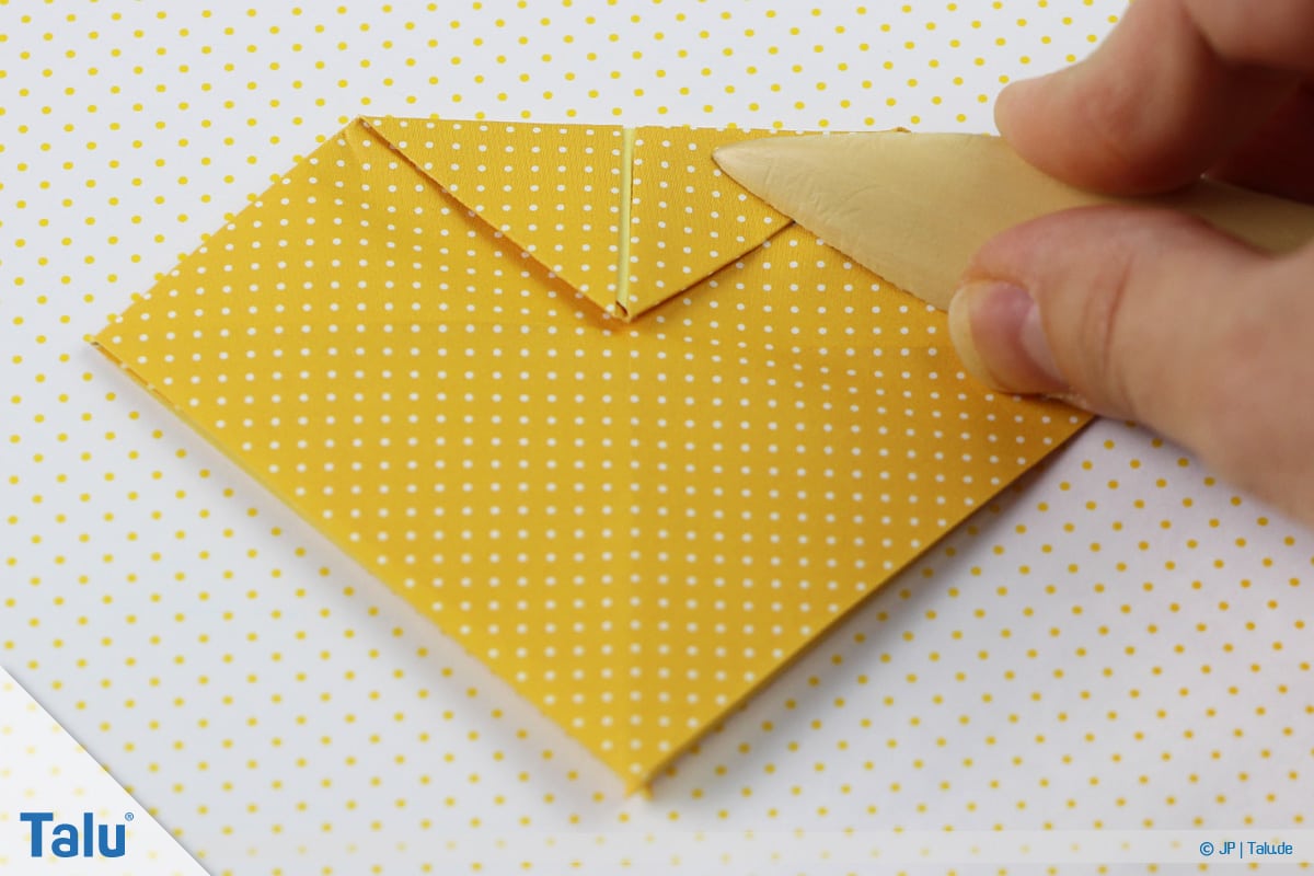 Origami Boot, Schiff basteln, zweites Schiffchen, obere Ecke zur Mitte falten