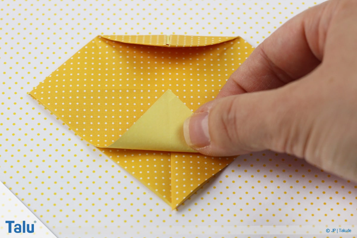 Origami Boot, Schiff basteln, zweites Schiffchen, untere Ecke ebenfalls zur Mitte hochfalten