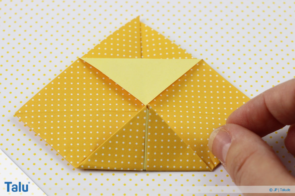 Origami Boot, Schiff basteln, zweites Schiffchen, Faltarbeit um 180° drehen