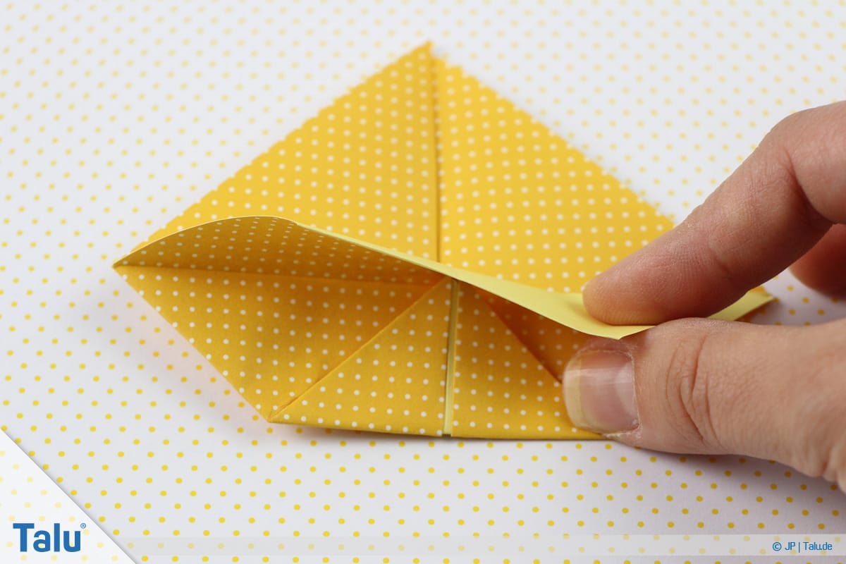 Origami Boot, Schiff basteln, zweites Schiffchen, obere Faltung nach unten biegen