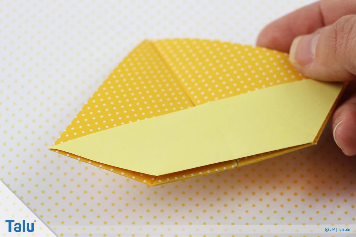 Origami Boot, Schiff basteln, zweites Schiffchen, Kanten schließen bündig ab