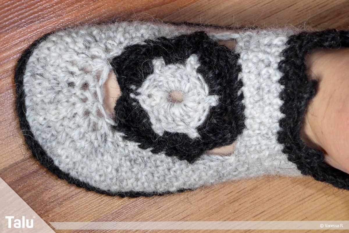 Schuhe häkeln für Erwachsene, Häkel-Hausschuhe, fertig angenähte Zierblume