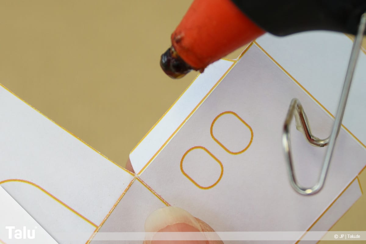 Haus aus Papier basteln, Papierhaus falten, Haus mit Kleber zusammenkleben