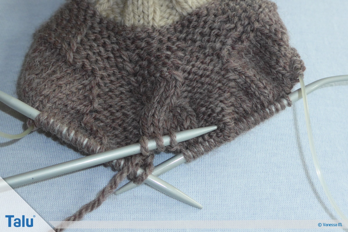Gammlos stricken, Anleitung Hüttenschuhe, Hilfsnadel dazunehmen