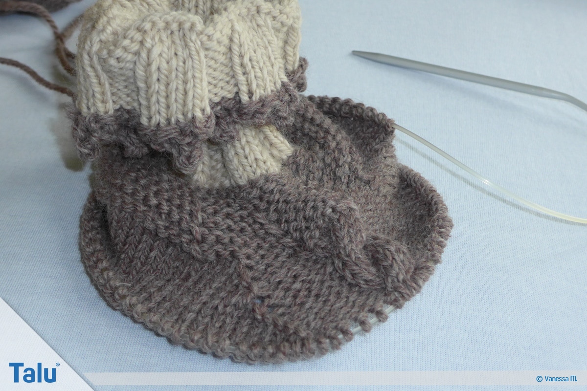Gammlos stricken, Anleitung Hüttenschuhe, Zopfmuster am Fußrücken wird sichtbar