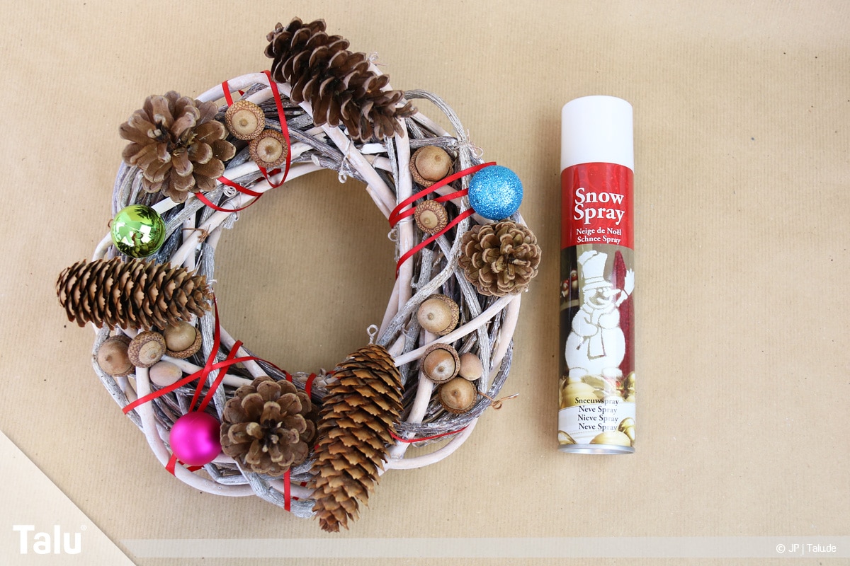 Herbstkranz selber basteln, Anleitung, spätherbstlicher Kranz für Weihnachten