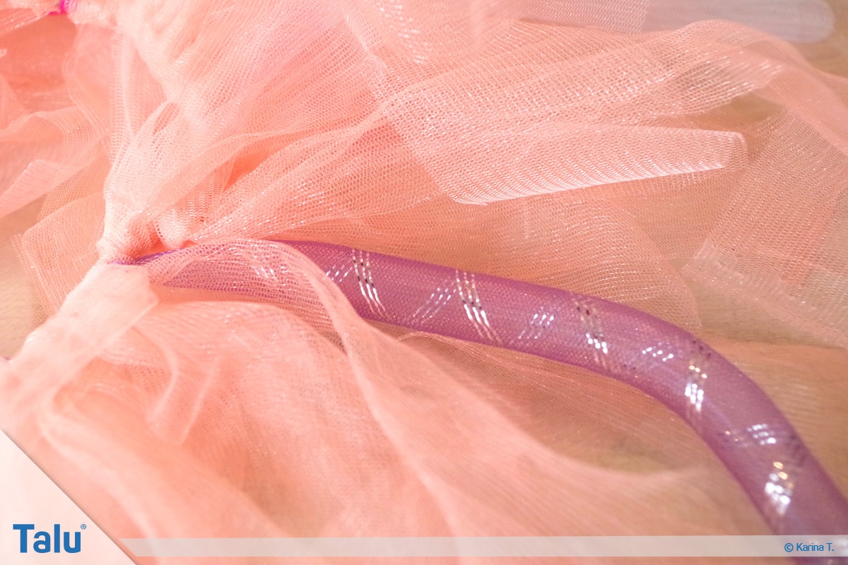 Tutu-Kleid/Rock selber machen, Anleitung, Dekoteile zwischen Tüll-Stoff-Bändern