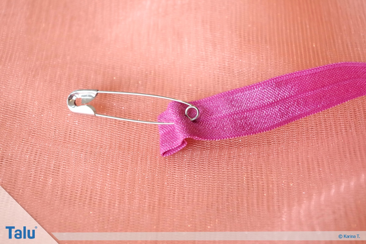 Tutu-Kleid/Rock selber machen, Anleitung, Sicherheitsnadel an Gummiband