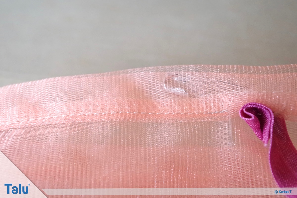 Tutu-Kleid/Rock selber machen, Anleitung, Sicherheitsnadel mit Gummiband einfädeln
