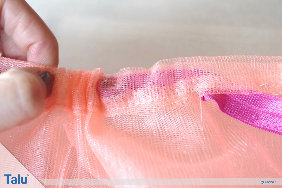 Tutu-Kleid/Rock selber machen, Anleitung, Gummiband weiter durchfädeln