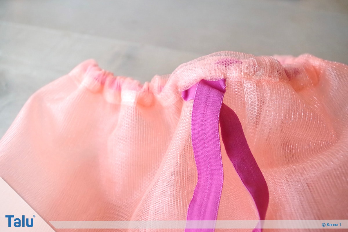 Tutu-Kleid/Rock selber machen, Anleitung, eingefädeltes Gummiband