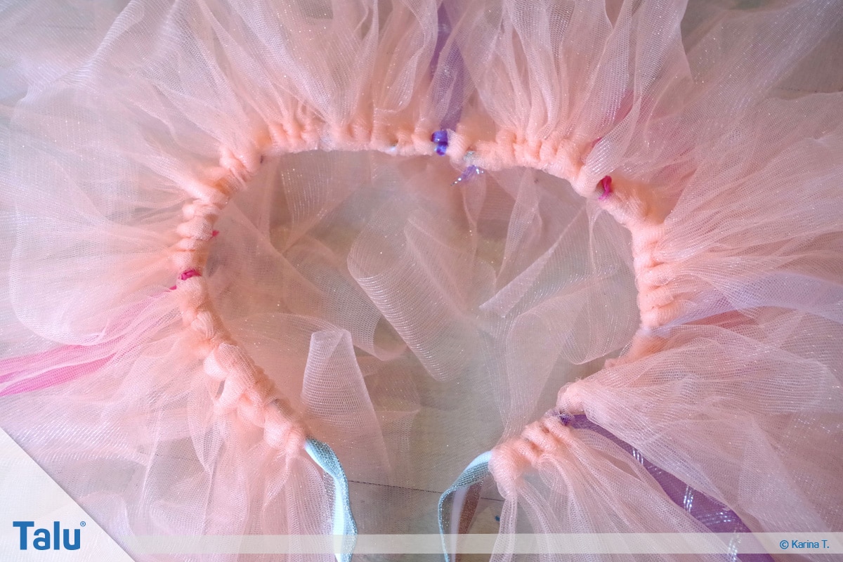 Tutu-Kleid/Rock selber machen, Anleitung, Dekoband mit vielen angebrachten Tüllstreifen