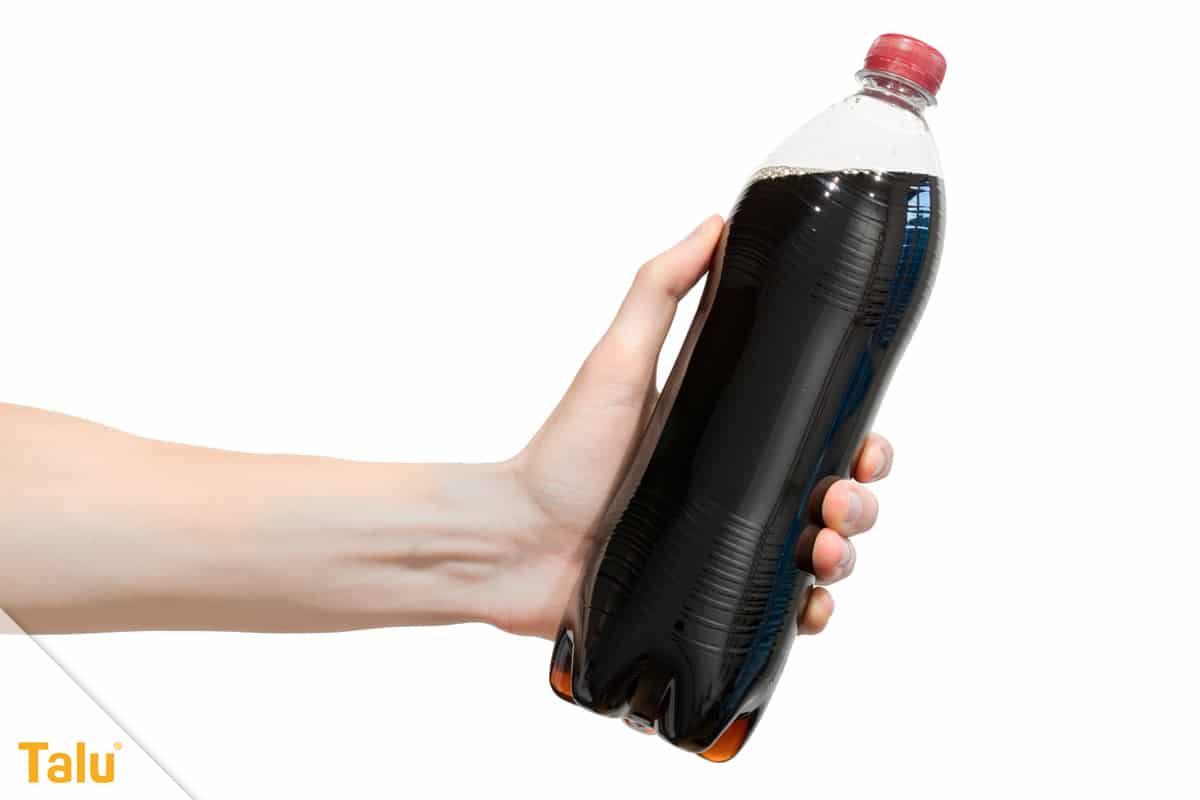 Ablagerungen in der Toilette entfernen, Cola-Flasche