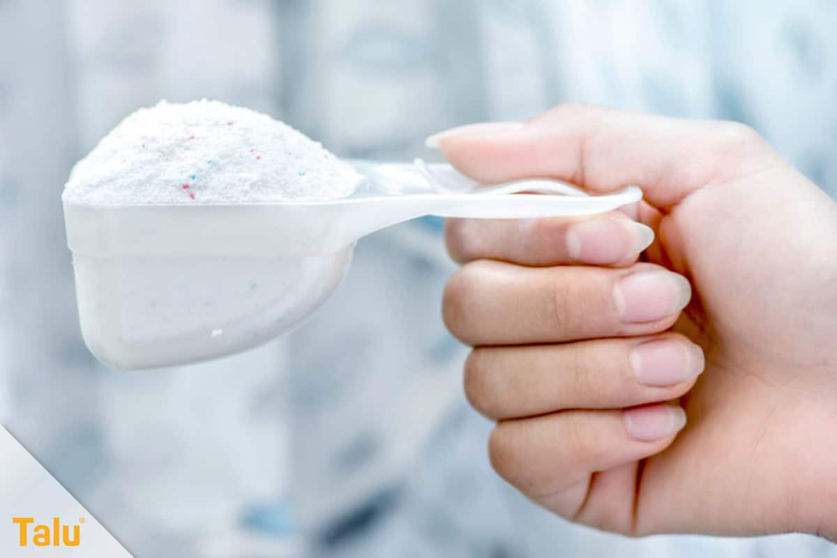 Ablagerungen in der Toilette entfernen, Waschmittel in Pulverform