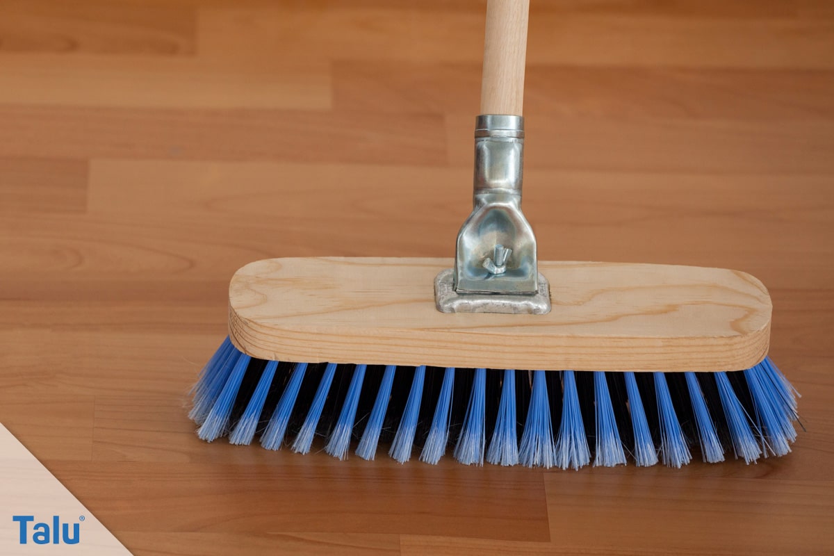 Flachdachsanierung selber machen, Flachdachabdichtung, Besen mit starken Borsten