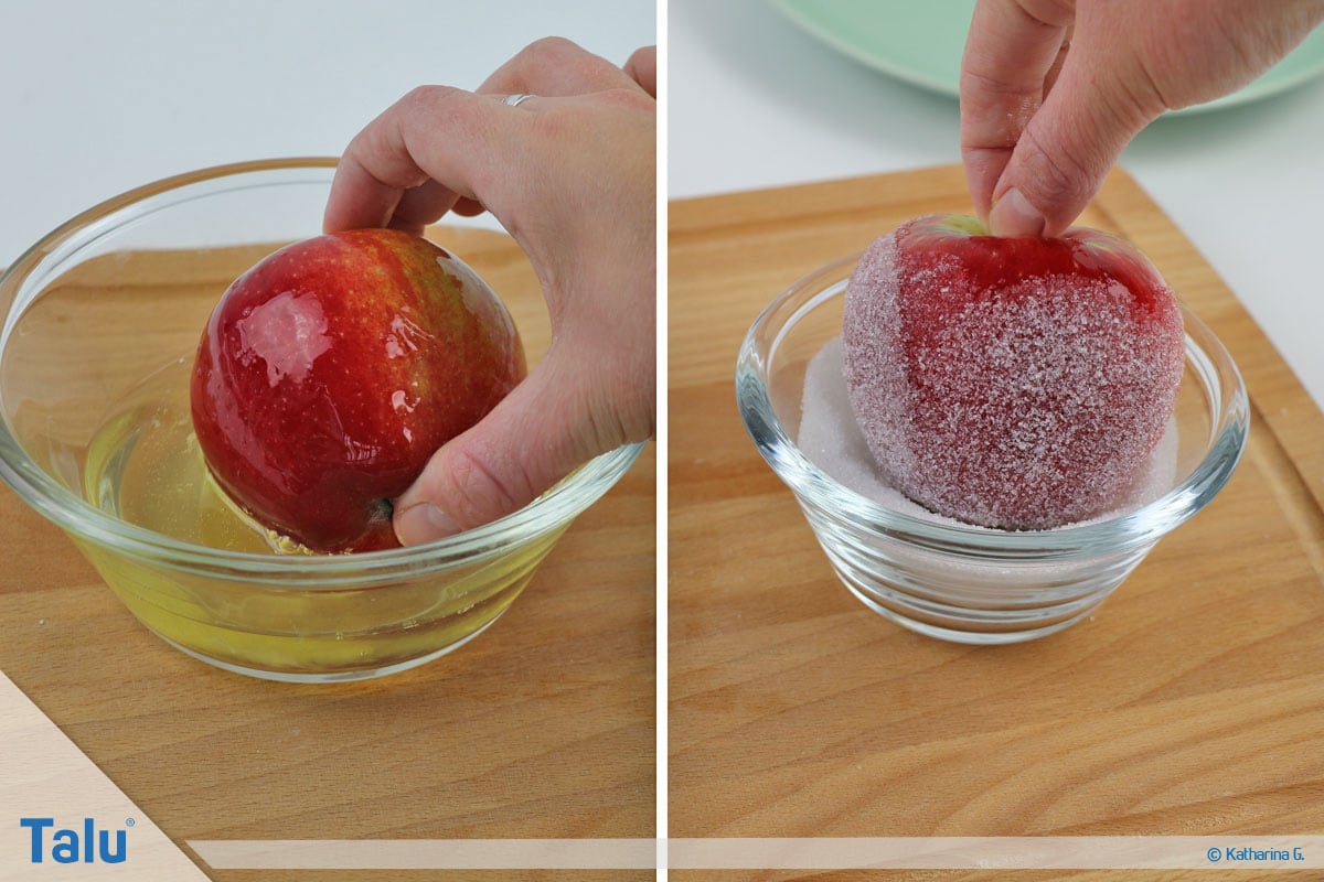 Herbst-Tischdeko selber machen, Apfel mit Zucker benetzen